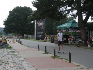 Místa odpočinku a občerstvení podél kanálu